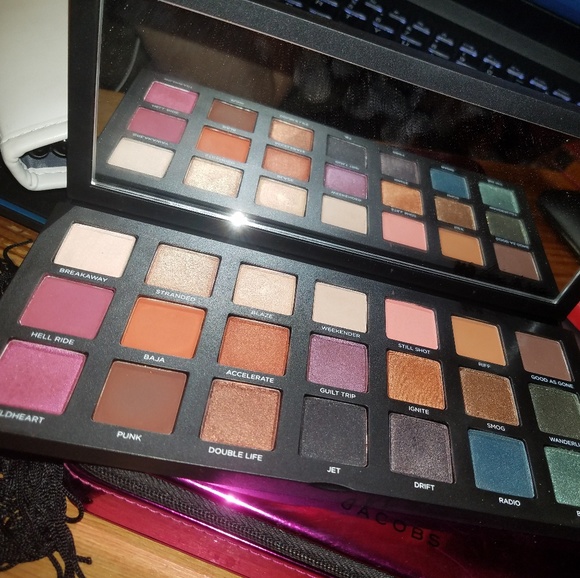 SOLD - EUC Urban Decay Born To Run Palette - Picture 4 of 4